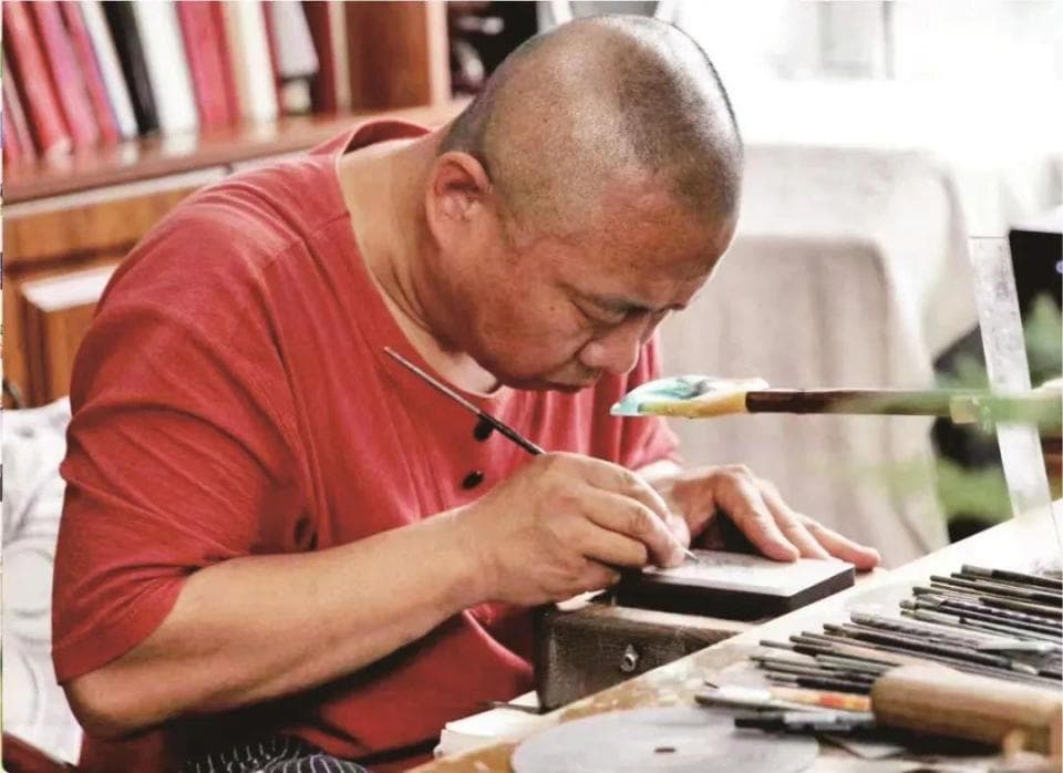 石秀天成 古韵新辉：吉林白山松花砚产业的传承与发展