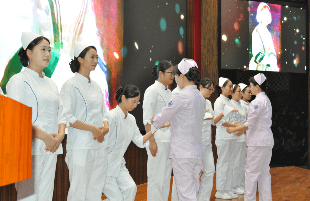 又一家医院护士脱帽上岗！发布护士脱帽后仪容仪表新标准