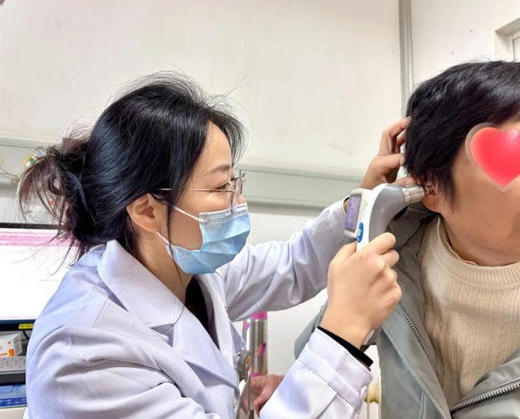 男子频繁采耳致耳朵长出"蘑菇"，医生提醒：这些习惯要改