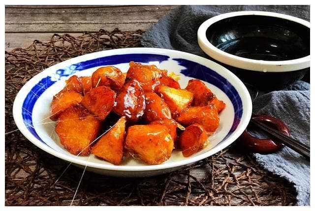 拔丝地瓜这样做最好：用玉米油防粘，配凉水更酥脆