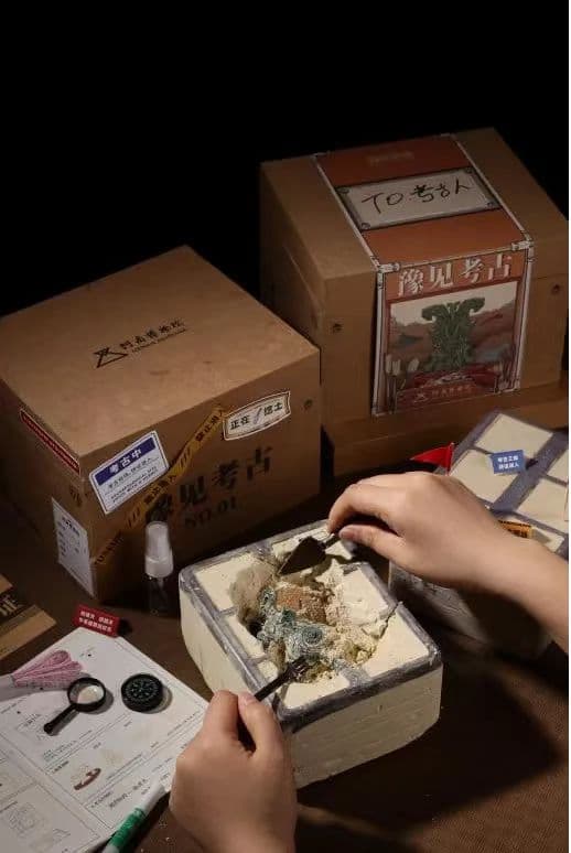 花“Young”新经济丨小盒子摇身变成“情感寄托”？“盲盒经济”引领消费新风暴