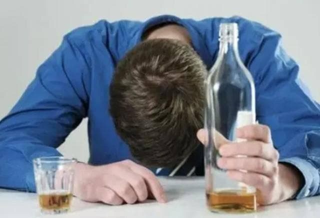 年龄越大，越要戒酒？医生提醒：过了60岁后，建议“2喝、3不喝”