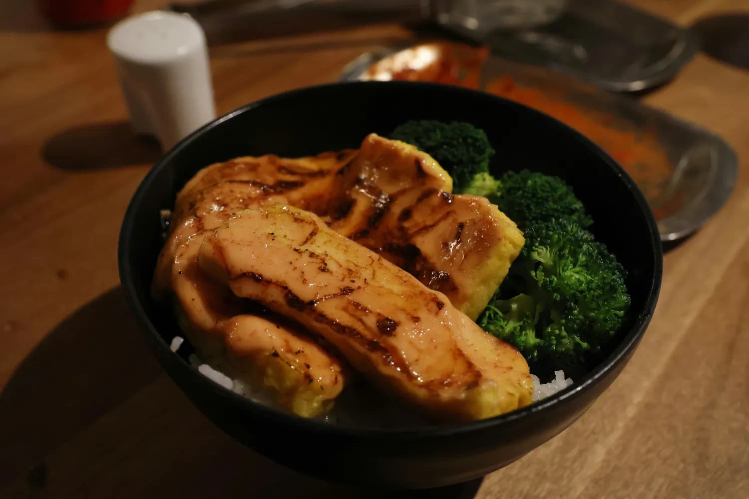 从照烧鸡腿到三文鱼沙拉：一周营养午餐全攻略