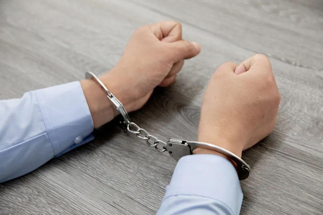 一边在监狱服刑，一边还在领取社会救助金？