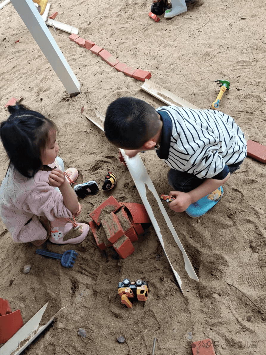 获奖游戏案例｜沙池游戏除了挖还能玩什么？这所幼儿园竟在沙池中建出“双层停车场”！
