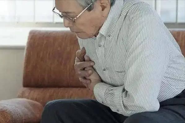 70岁以上老人做饭需谨慎：医生提醒这5个健康原则
