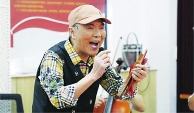82岁张明智携徒进社区表演新作