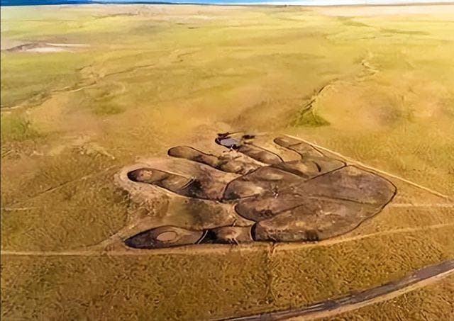 内蒙古现巨型“如来神掌”：占地4万平方米的大地艺术作品