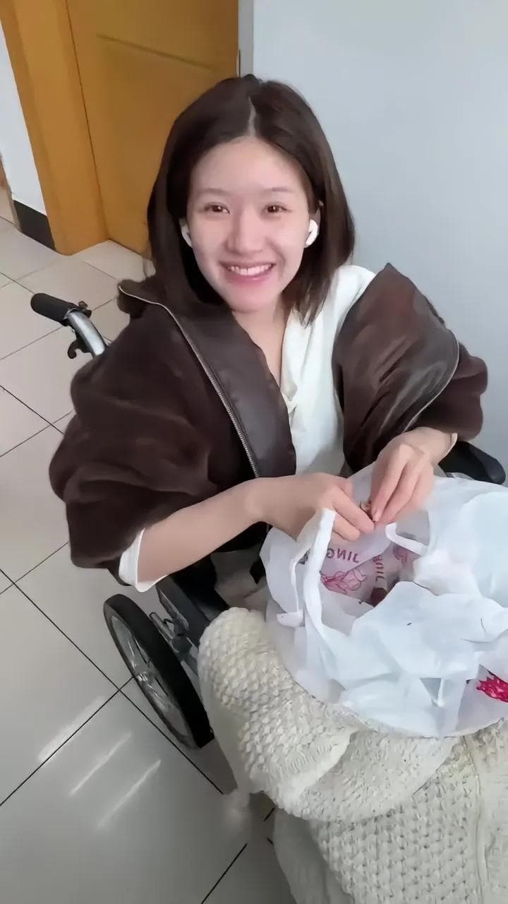 赵露思成都公益活动：用爱与温暖重启人生