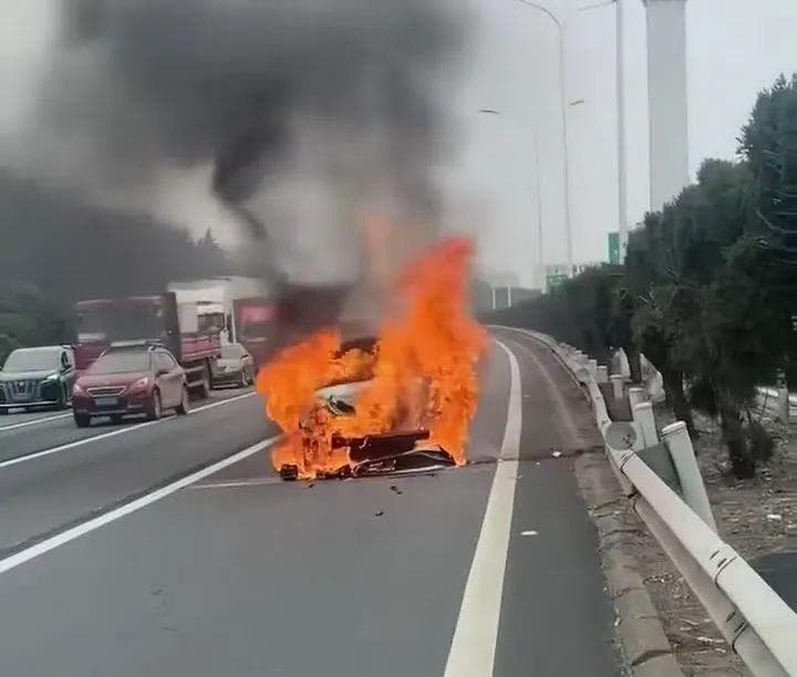 油车追尾电车立刻自燃，电车只受轻伤，电车油车到底哪个更安全？