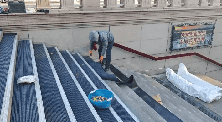 哈尔滨中央大街铺上地毯了，网友：又到尔滨刷屏的季节了
