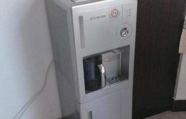 台式饮水机温控器坏了如何修理（解决温控器故障的有效方法及注意事项）