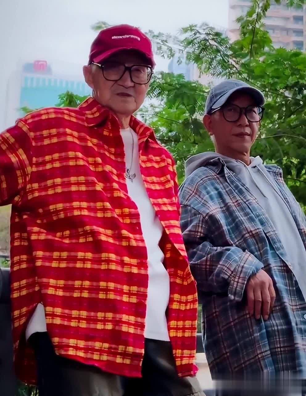 中年男士穿搭新风向！“帅气爷爷”示范成熟魅力，告别装嫩潮流