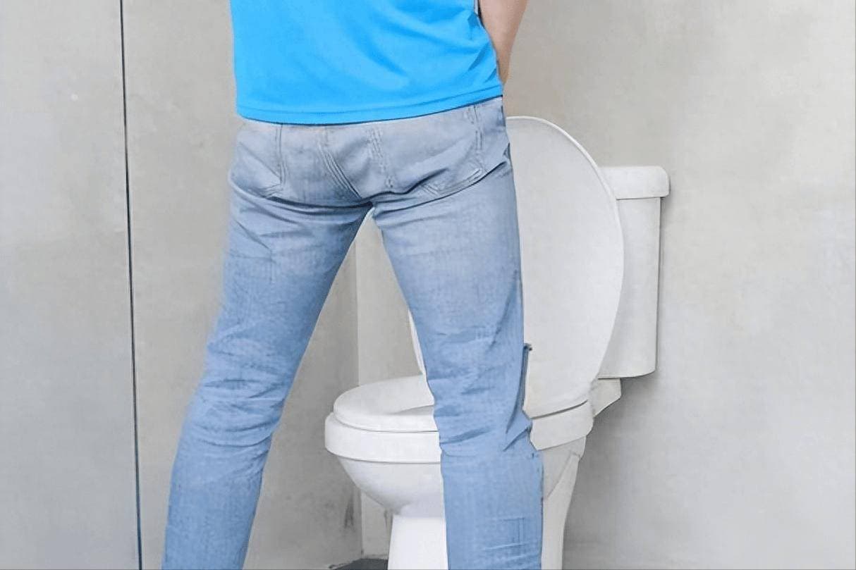 尿酸高与排尿有关？医生告诫：若尿液有这几种形态，尽快检查看看