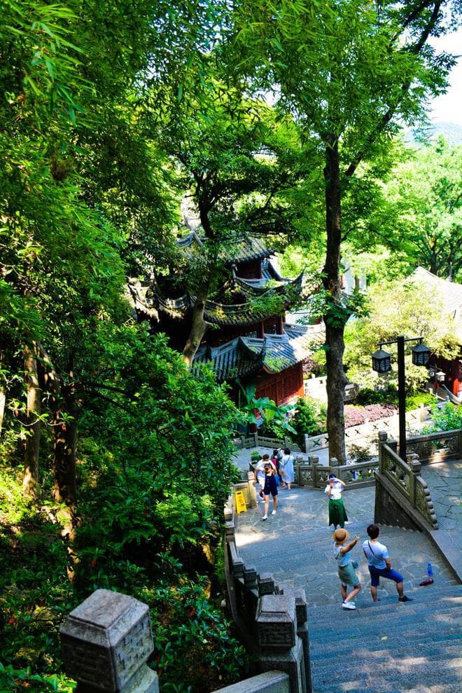 比灵隐寺清幽百倍，儒、释、道三栖圣地，杭州韬光寺宜登高礼佛！