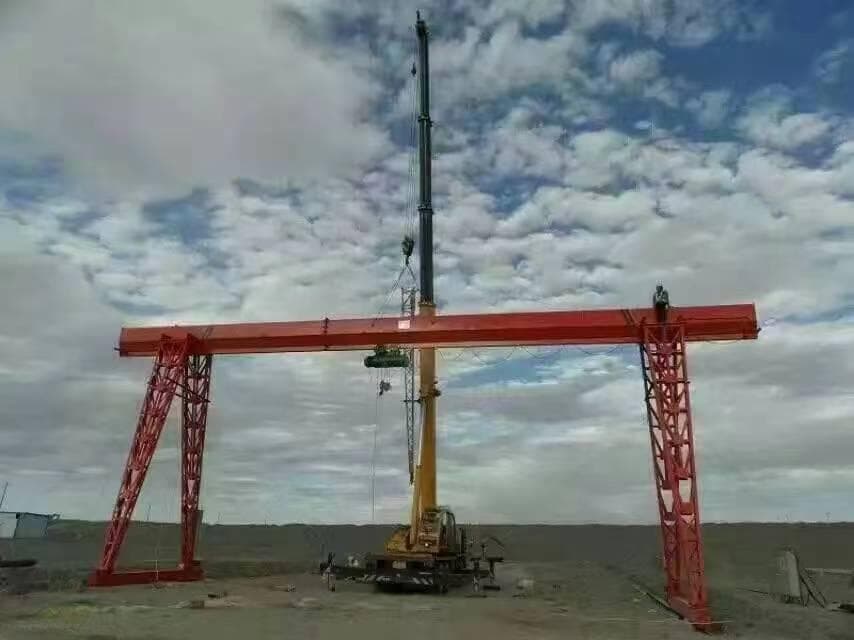 建筑施工时用塔式起重机搬运吊装设备应该注意哪些问题？
