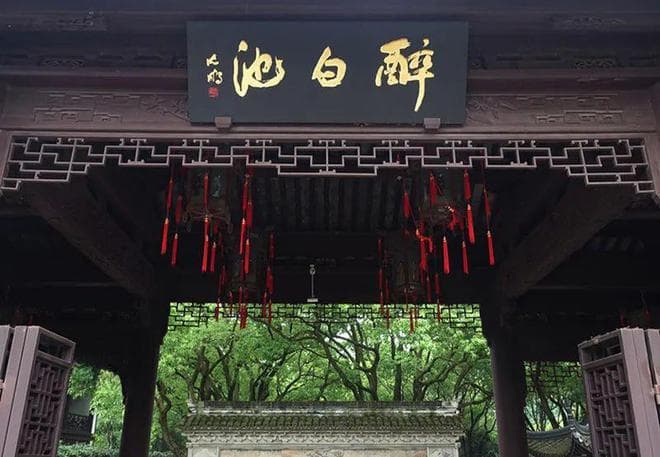 上海五大园林中最古老的园林，是上海千年历史文脉的延续