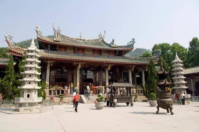 南普陀寺毗邻厦门大学