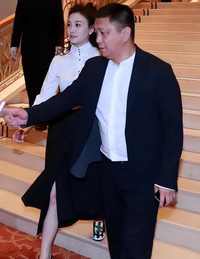 李小冉宴会上穿白衬衫配黑裙，展现48岁女性魅力