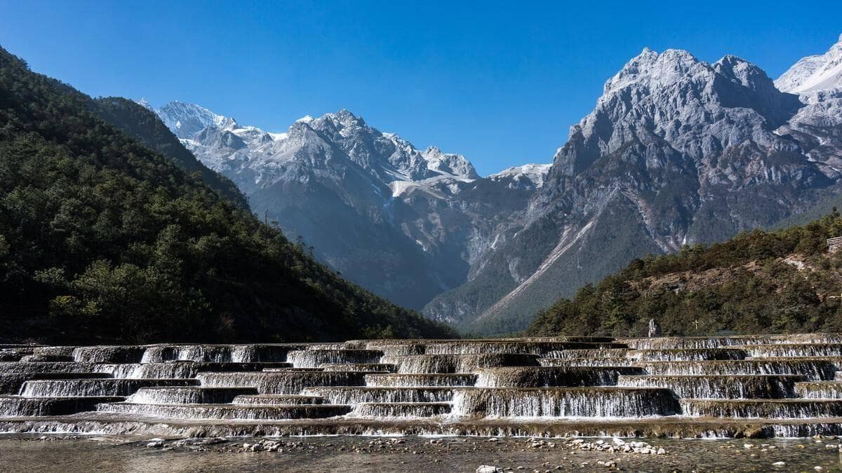 云南最著名的5大名山，海拔6740米横跨云南西藏，为云南第一高峰