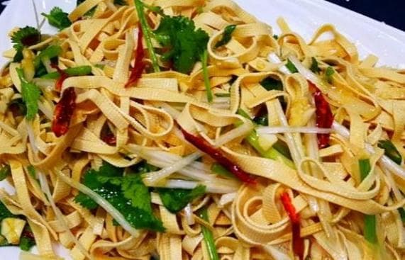 通过掌握一些小技巧，就可以轻松地制作出清香爽口拌干豆腐丝了