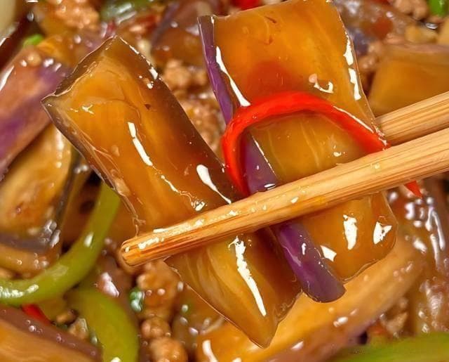 鱼香茄子制作详解：从食材准备到成品展示，让你轻松掌握这道经典家常菜