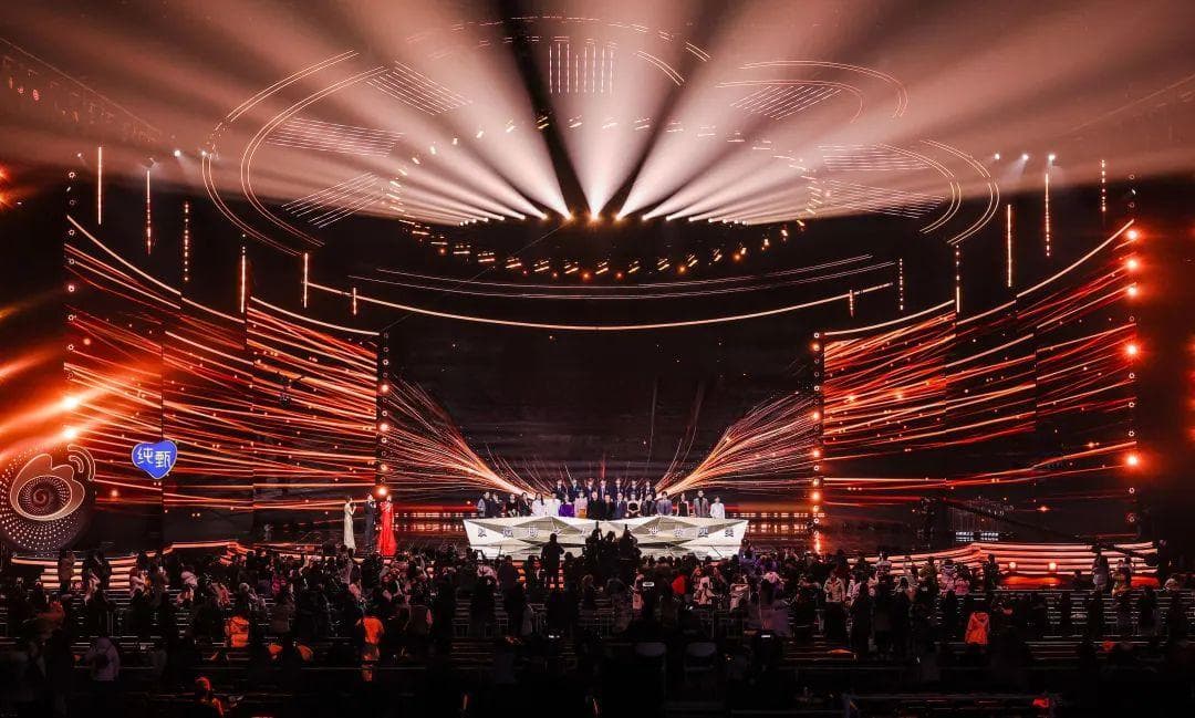 肖战赵丽颖同框登微博之夜，众星表演掀全民热议