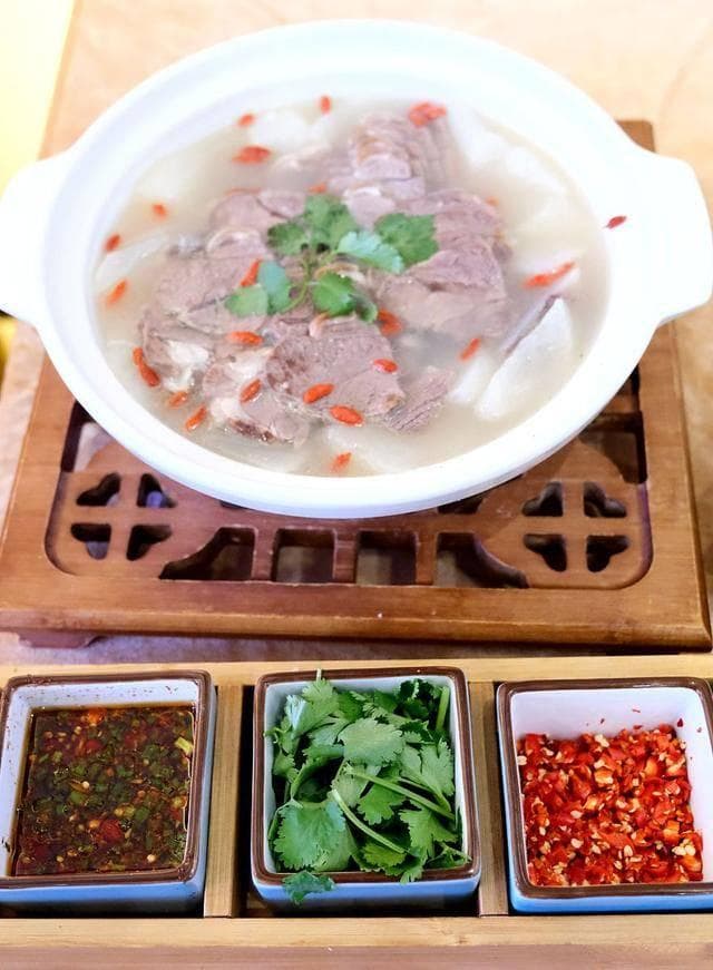 炖羊肉汤只会加水炖，难怪不好喝！牢记4点窍门，汤鲜香无异味
