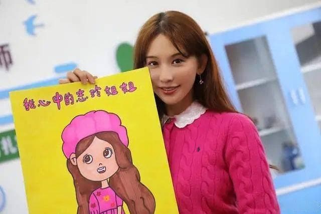 林志玲晒2岁儿子合照，十年公益路温暖无数童心