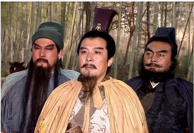 董卓、袁绍、孙坚各有一个四人组合，哪个组合的综合战力最高？