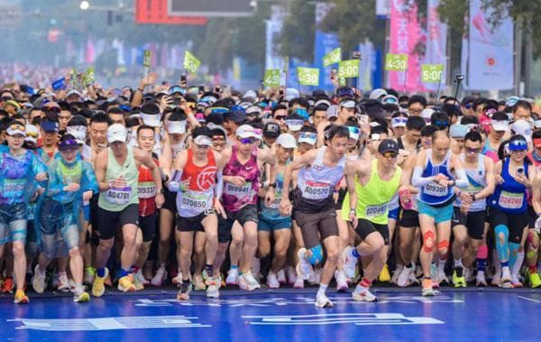 2025重庆马拉松：全球首场AI马拉松赛事成功举办