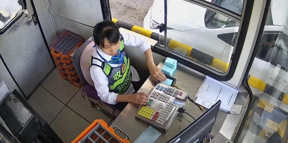 摩托车强闯高速被拘留，高速回应：各高速公路入口均设置禁令标志