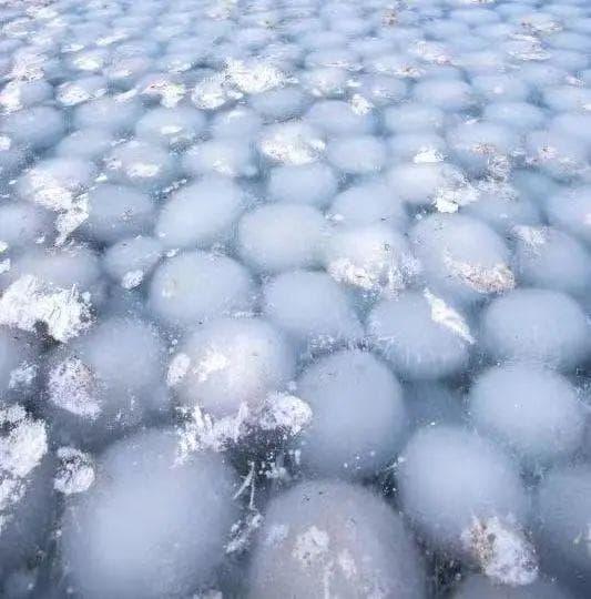 冰系地理奇观：冰汤圆、冰蛋与冰泡的科学奥秘