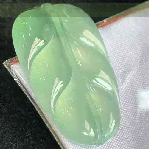 翡翠戒指镶嵌：锡纸封底银金对比，哪种更胜一筹？