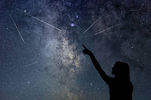 流星雨下的约会：浪漫与自然的完美结合