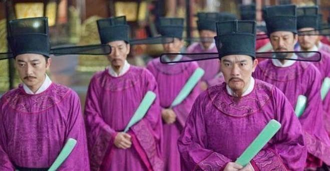 古代官员上朝，人人手持一个“笏板”，不是挨罚而是小抄