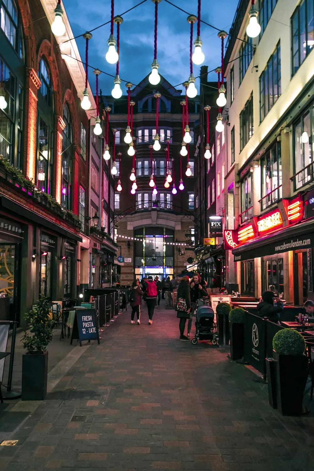 上海特色餐饮街区建设：打造城市新地标，激发经济新活力