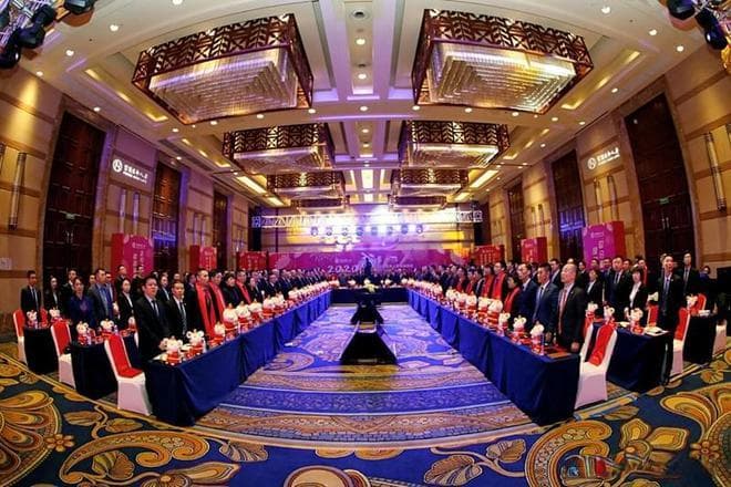 会议活动拍摄指南：从空场景到大合影的全方位技巧