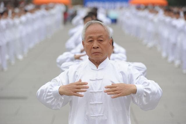 晨昏为佳，循序渐进：八段锦练习时间与次数建议