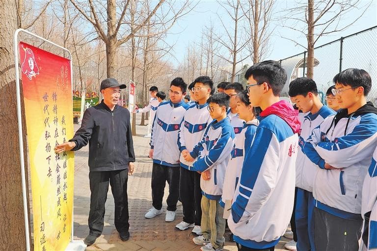这位老人54年只做一件事——愿人人都是“活雷锋”
