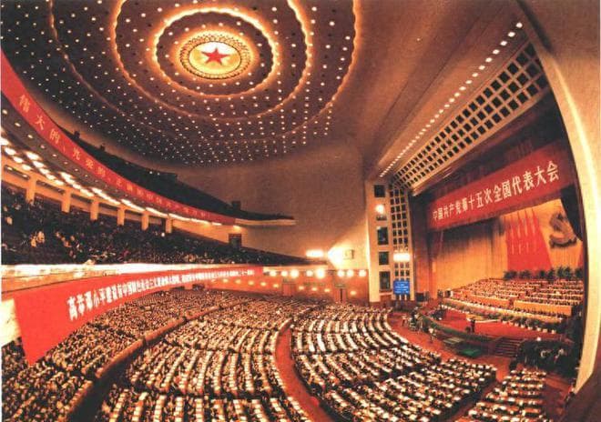 人民大会堂含金量：顶宽76米高33米无一柱子，六十多年从未变形！