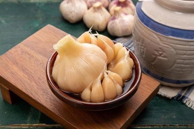 糖醋蒜腌制方法，配方和比例都告诉你，吃一年也不会蔫