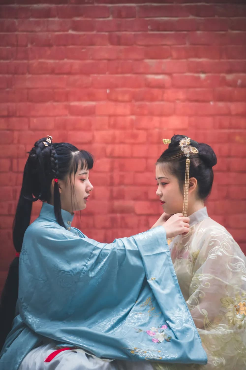 《珠帘玉幕》：谢可寅与赵露思的“双向救赎”为何打动人心？