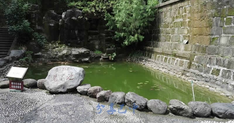 南龛洗墨池是杜甫洗墨之地？