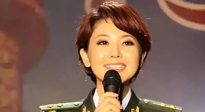50岁方琼从央视名嘴转型网络主播，背后究竟发生了什么？