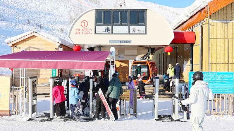 吉克普林滑雪场人气满满 雪友感受“冰雪奇缘”