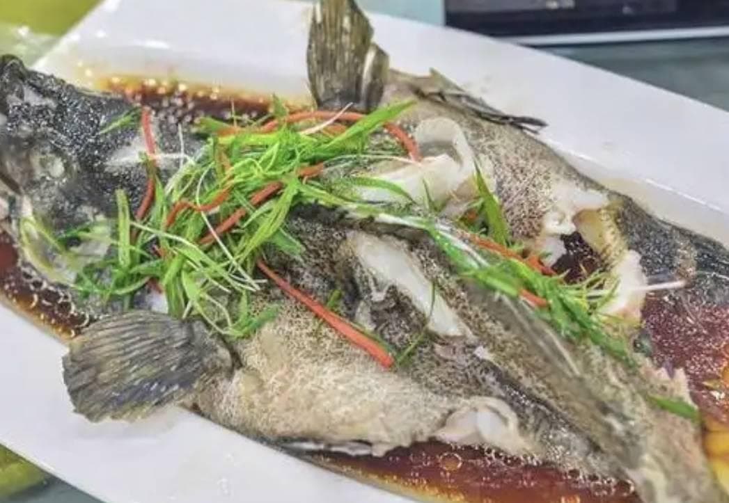 三亚第一市场的海鲜天堂：清蒸石斑鱼的鲜美与椰子饭的清香