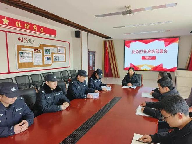 筑牢校园安全防线 固始公安开展反恐防暴实战演练