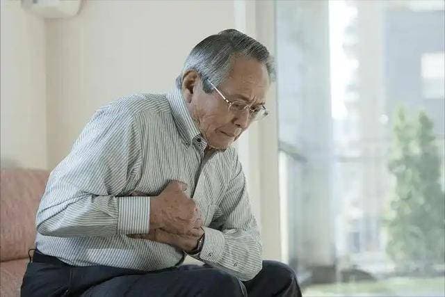 老年人胸闷，就离冠心病不远了？告诫：这几种不适，是心脏在呼救