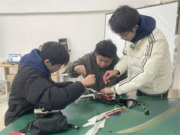 厉兵秣马！河池市职业教育中心学校学子备战无人机技能比赛